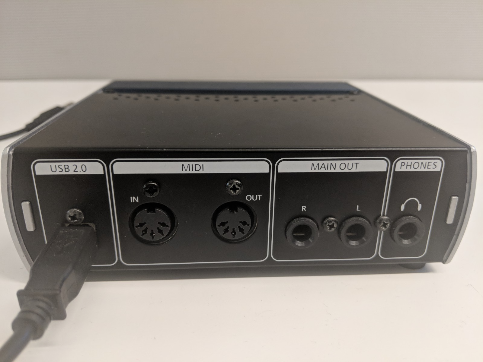 MIDI arka bağlantı noktalı USB