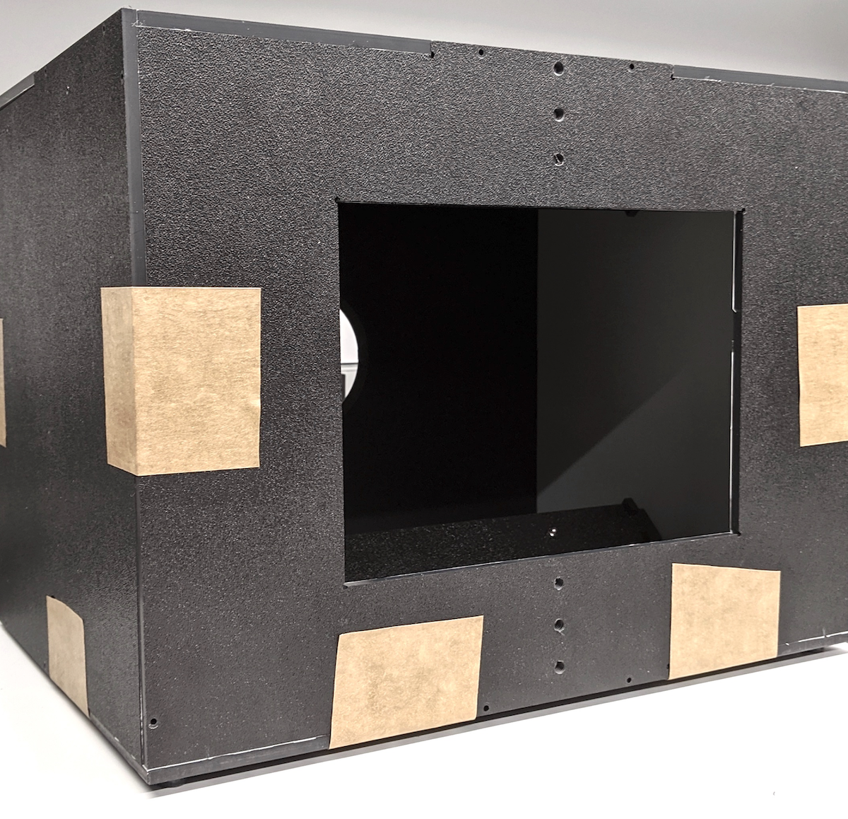 Caja sellada con cinta para ensamblar