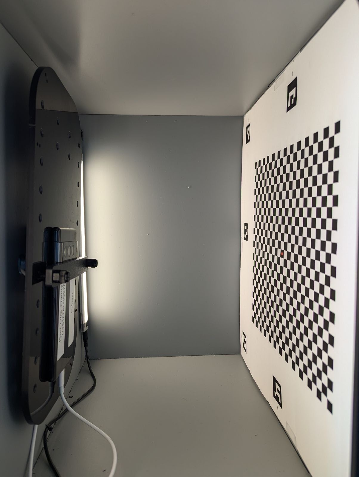 Damier installé sur le mur opposé à l&#39;emplacement du téléphone