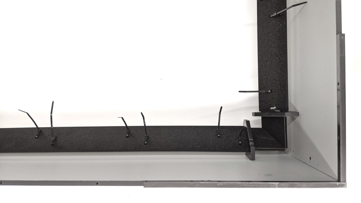 Kabelbinder, mit denen LED-Lichtleisten befestigt sind